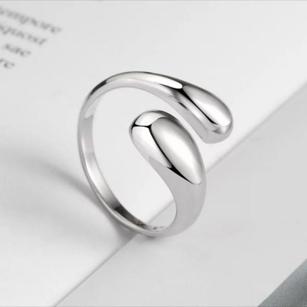 Women's ring in silver color, with adjustable size